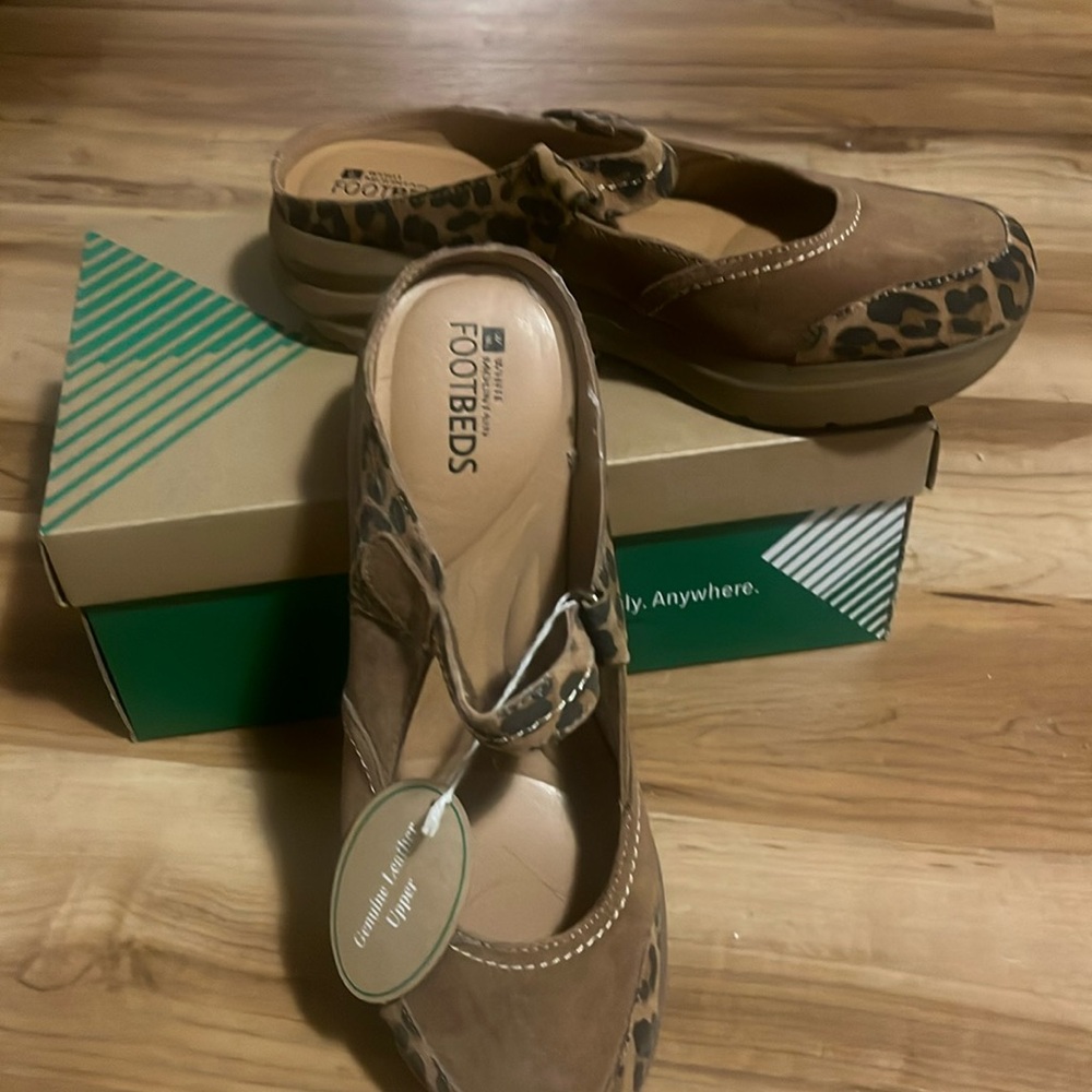 NIB WHITE MOUNTAIN FOOTBEDS SUEDE CLOGS WITH LEOPARD PRINT.